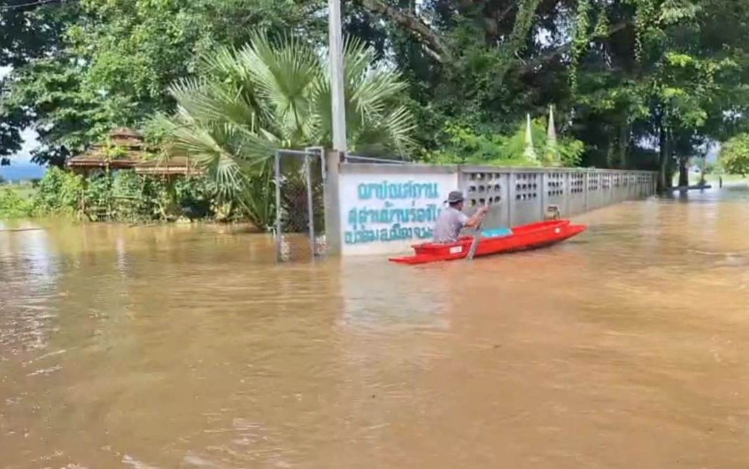 "เต้ มงคลกิตติ์" ลงพื้นที่นำอาหาร-น้ำดื่ม ช่วยชาวบ้านถูกน้ำท่วมที่พะเยา