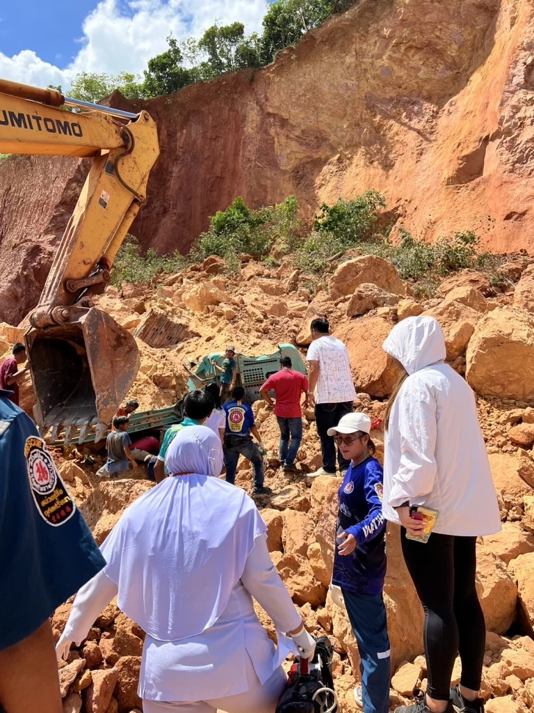 ฝืนคำสั่งห้ามขุด เจอดินถล่มทับรถแบคโฮ คนขับเสียชีวิต