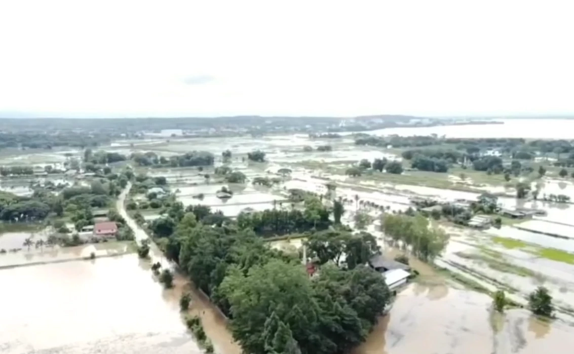 "เต้ มงคลกิตติ์" ลงพื้นที่นำอาหาร-น้ำดื่ม ช่วยชาวบ้านถูกน้ำท่วมที่พะเยา