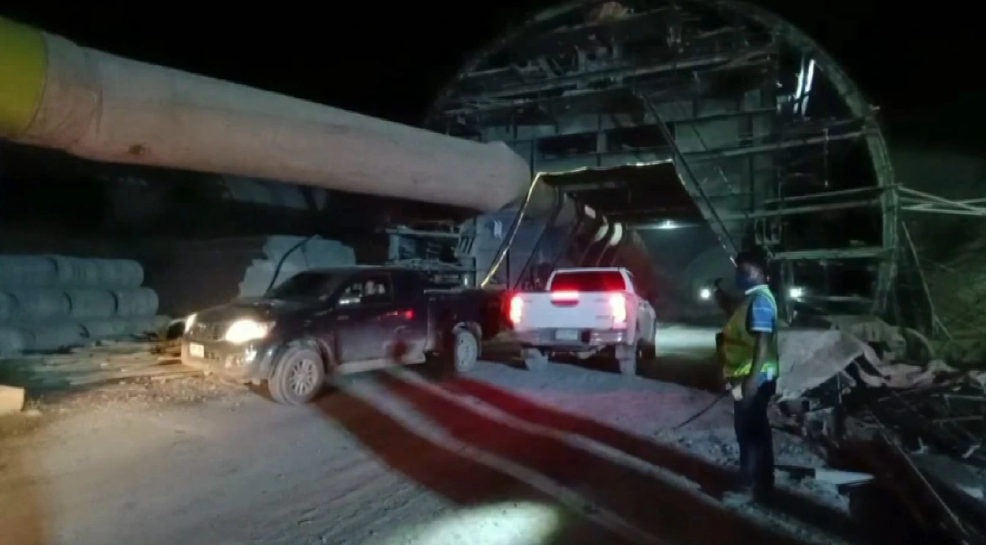 ลุ้นระทึก! อุโมงค์ถล่ม พบสัญญาณชีพระยะ 7 เมตร