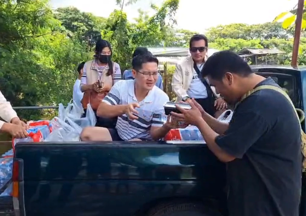 "เต้ มงคลกิตติ์" ลงพื้นที่นำอาหาร-น้ำดื่ม ช่วยชาวบ้านถูกน้ำท่วมที่พะเยา