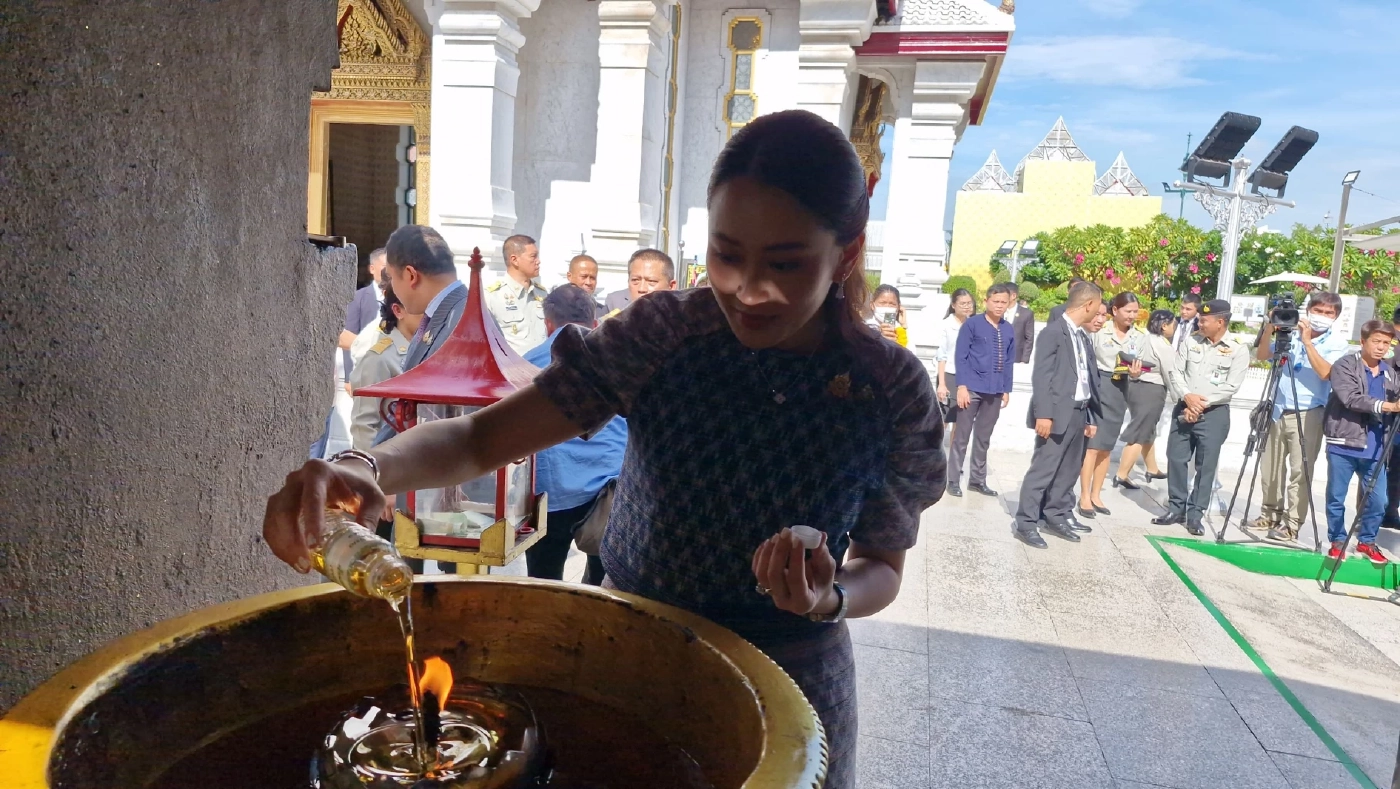 "นายกฯ" สวมชุดผ้าไทยสีฟ้า สักการะศาลหลักเมือง วันคล้ายวันเกิด ครบรอบ 38 ปี