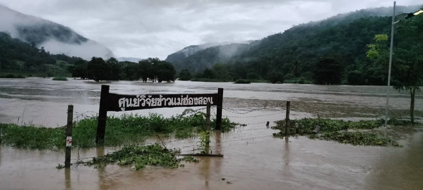 เร่งช่วย! นักท่องเที่ยว 6 ชีวิตติดในรีสอร์ต ฝนถล่ม น้ำทะลักท่วม อ.ปางมะผ้า