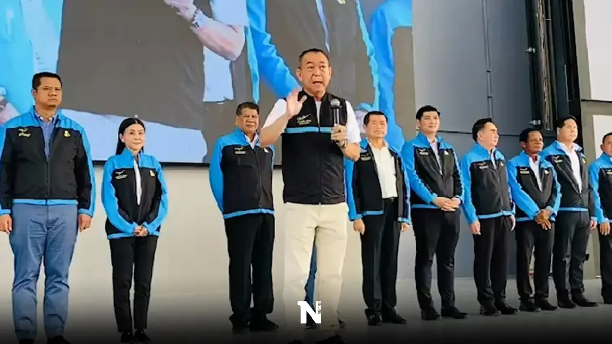 แฟ้มภาพ  สมาชิกพรรคประชาธิปัตย์ ภายใต้การนำของ เฉลิมชัย ศรีอ่อน  หัวหน้าพรรค 