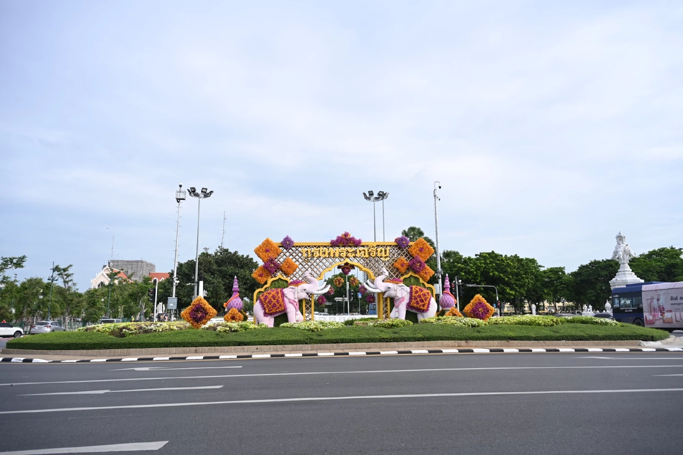 รัฐบาล เชิญชวนประชาชนชมความสวยงามซุ้มไฟ-ประดับดอกไม้ตลอดถนนราชดำเนิน