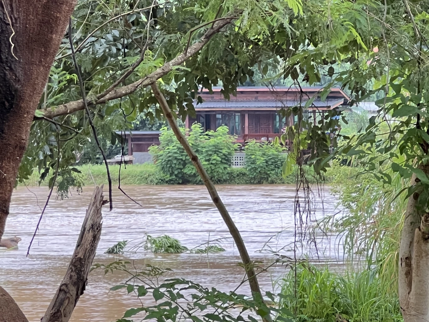 ขุนยวมอ่วม แม่ฮ่องสอน น้ำป่าทะลัก สังเวย 1 ศพ น้ำป่าซัดร่างจมหายเสียชีวิต