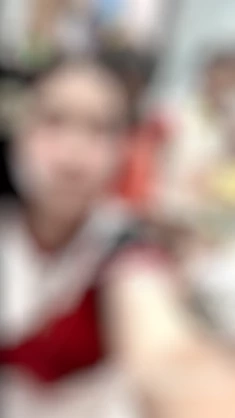 อีกแล้ว! แม่วัยใสอุ้มทารกดูดพอตโชว์โซเชียล มีลูกเพื่อนวัย 2 ขวบ ร่วมดูดด้วย