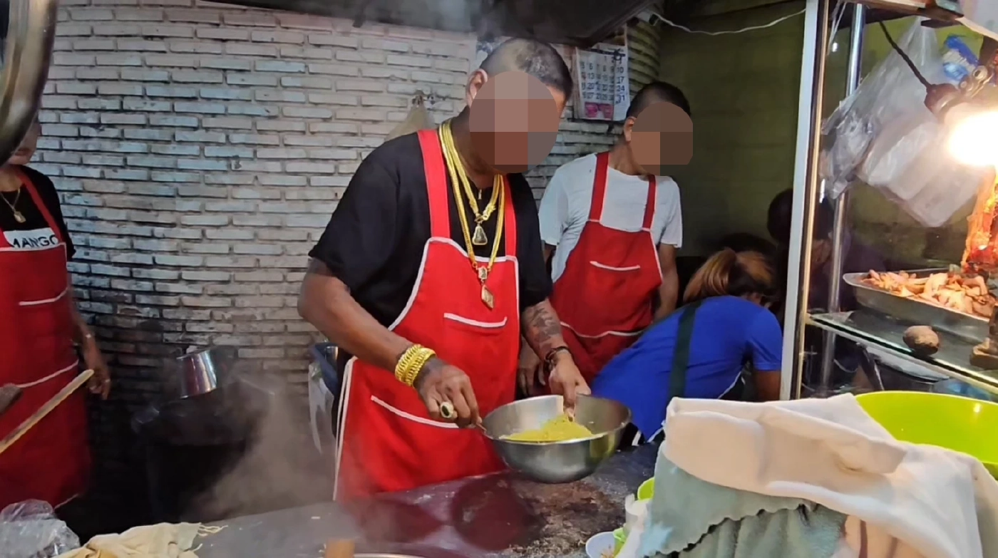 สรรพากรจ่อสอบ​ "เสี่ยเค้ก" พ่อค้าบะหมี่เกี๊ยวชื่อดังโซเชียล ใส่ทองเส้นโตขายของ