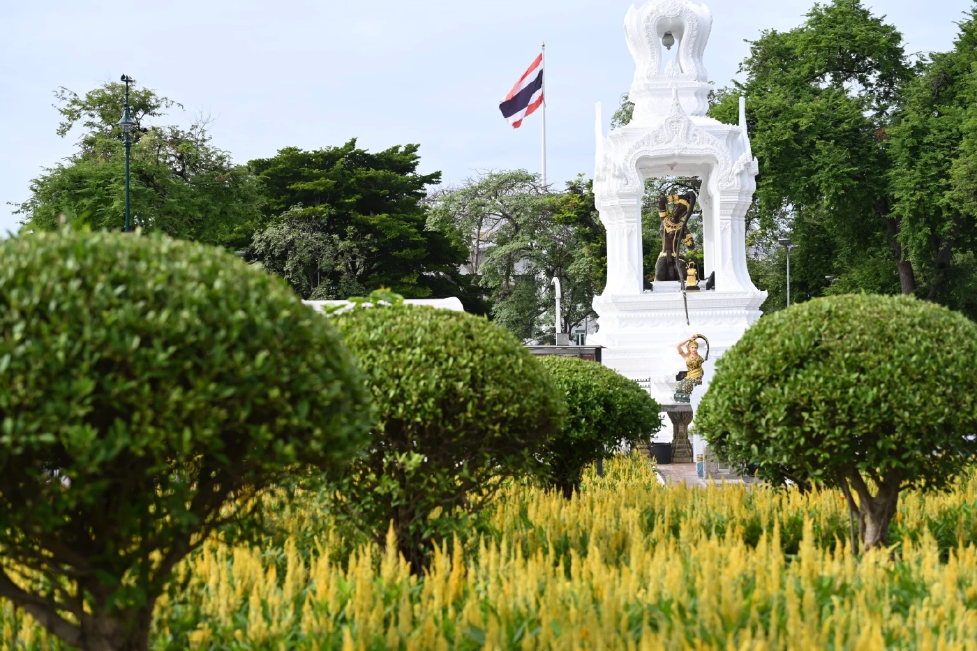 รัฐบาล เชิญชวนประชาชนชมความสวยงามซุ้มไฟ-ประดับดอกไม้ตลอดถนนราชดำเนิน