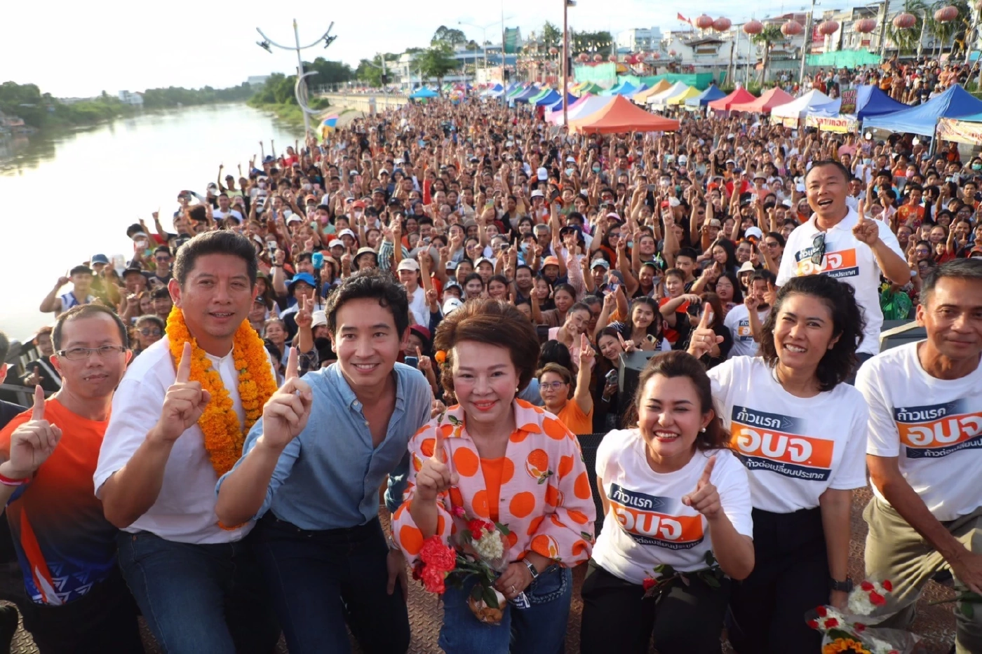 "พิธา" ลงช่วย "ชัยรัตน์" อ้อนขอคะแนนชาวเมืองโอ่ง ชิง นายก อบจ.ราชบุรี