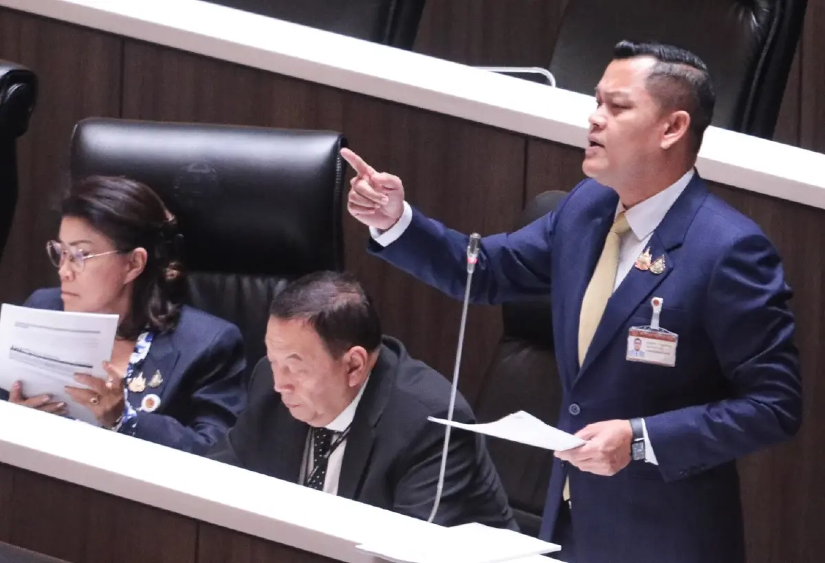 นายธนกร วังบุญคงชนะ อดีตรัฐมนตรีประจำสำนักนายกฯ และ สส.แบบบัญชีรายชื่อ รองหัวหน้าพรรครวมไทยสร้างชาติ (รทสช.) 