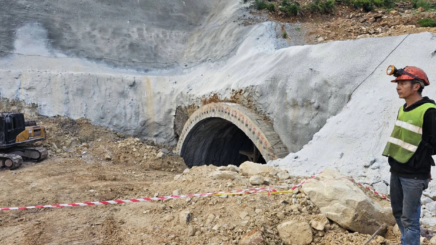 เข้าสู่วันที่ 2 ปฏิบัติการค้นหา 3 คนงาน ติดในอุโมงค์ถล่ม ลุ้นอีก 4เมตร