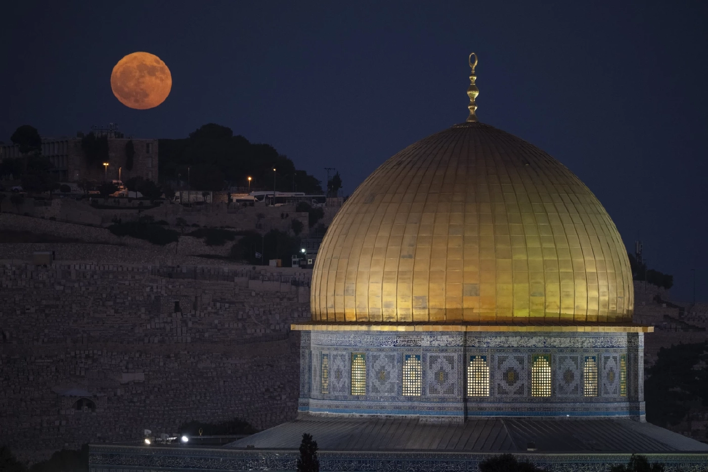  ดวงจันทร์โดดเด่นเบื้องหลังโดมแห่งศิลา ที่มัสยิดอัล-อักซอ ในนครเยรูซาเลม