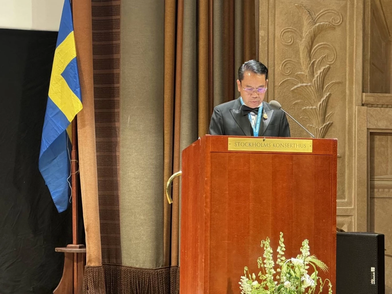 “บิ๊กทิน” รับรางวัลทูตสันติภาพโลก จากภูมิหลังครูบ้านนอก สู่ รมว.กลาโหม