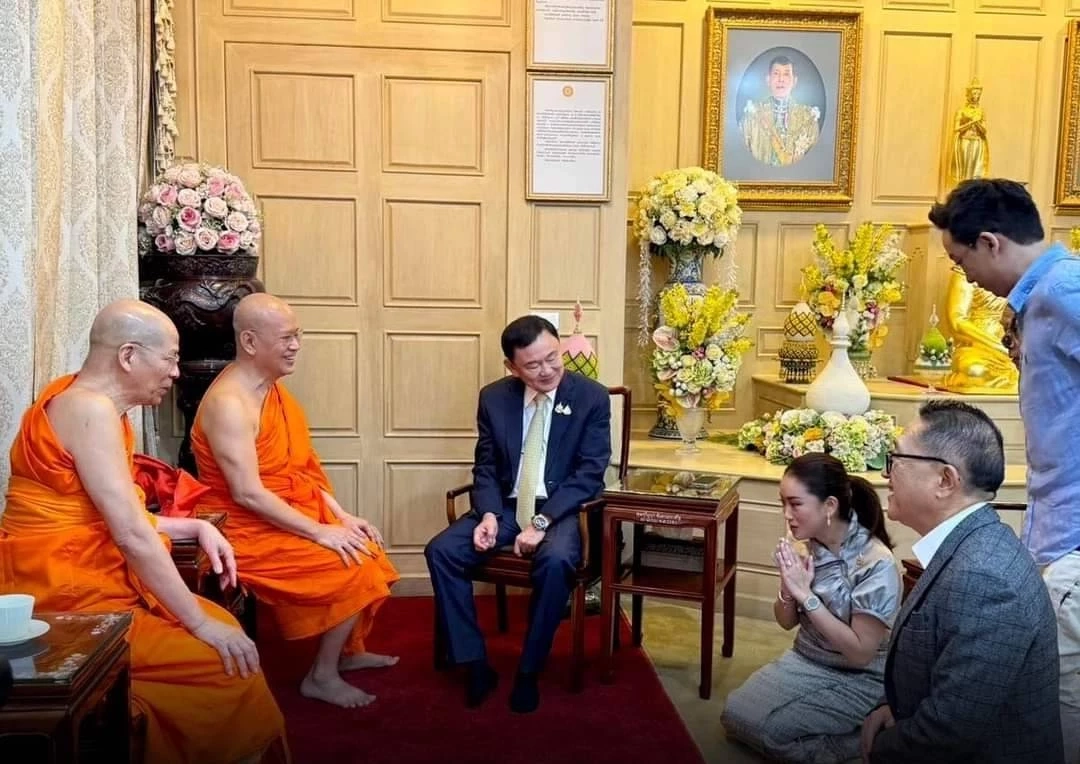 เผยภาพ "แพทองธาร" พร้อมด้วย "ทักษิณ" ทำบุญวันเกิด ที่วัดสระเกศฯ