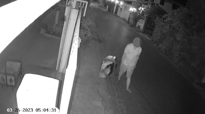 เพื่อนบ้าน เสธ.ทอ.ลากขยะมาทิ้งหน้าบ้านกลางดึก