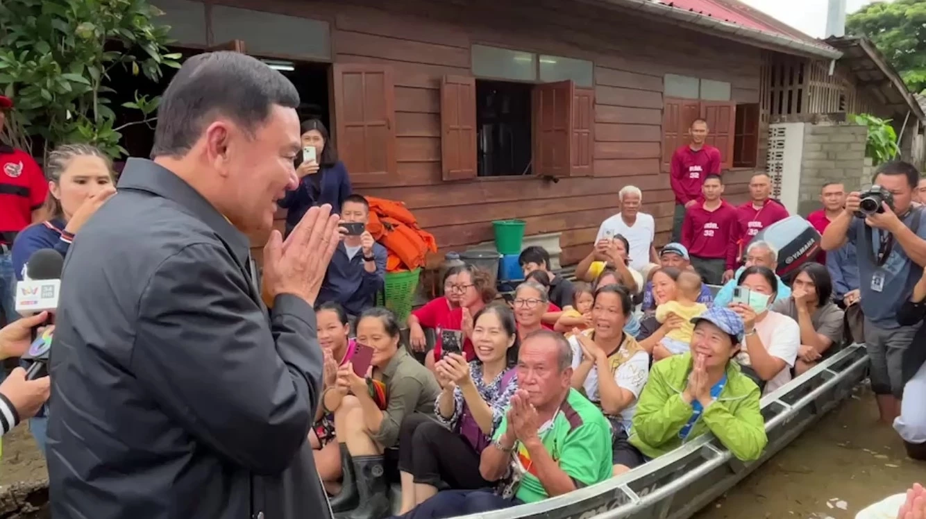 "ทักษิณ" ลุยน้ำแจกถุงยังชีพ ชาวเชียงราย แห่นั่งเรือท้องแบนมาต้อนรับ