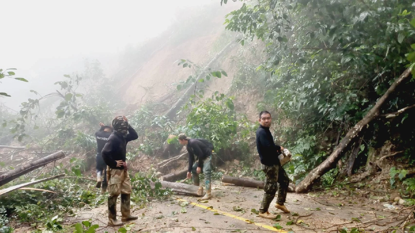 ภาคเหนืออ่วม! แม่ฮ่องสอนดินสไลด์ พะเยาใช้โดรนช่วยลุงติดกลางน้ำป่าทะลัก