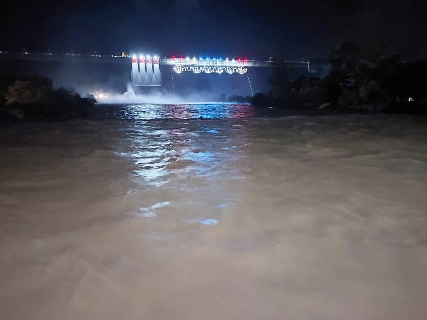 ผอ.แจงน้ำทะลักท่วมกลางดึก เพราะน้ำป่าไหลมาสมทบแม่น้ำนครนายก