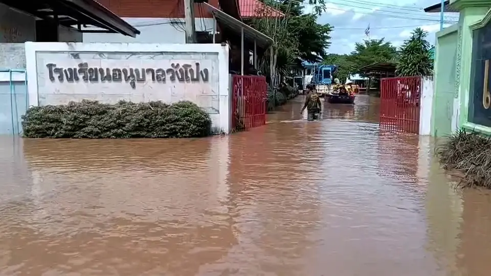 ครูกอดคอร่ำไห้ น้ำป่าซัด รร.อนุบาลวังโป่ง สื่อการเรียนพังหมด ปีเดียวจม 4 รอบ
