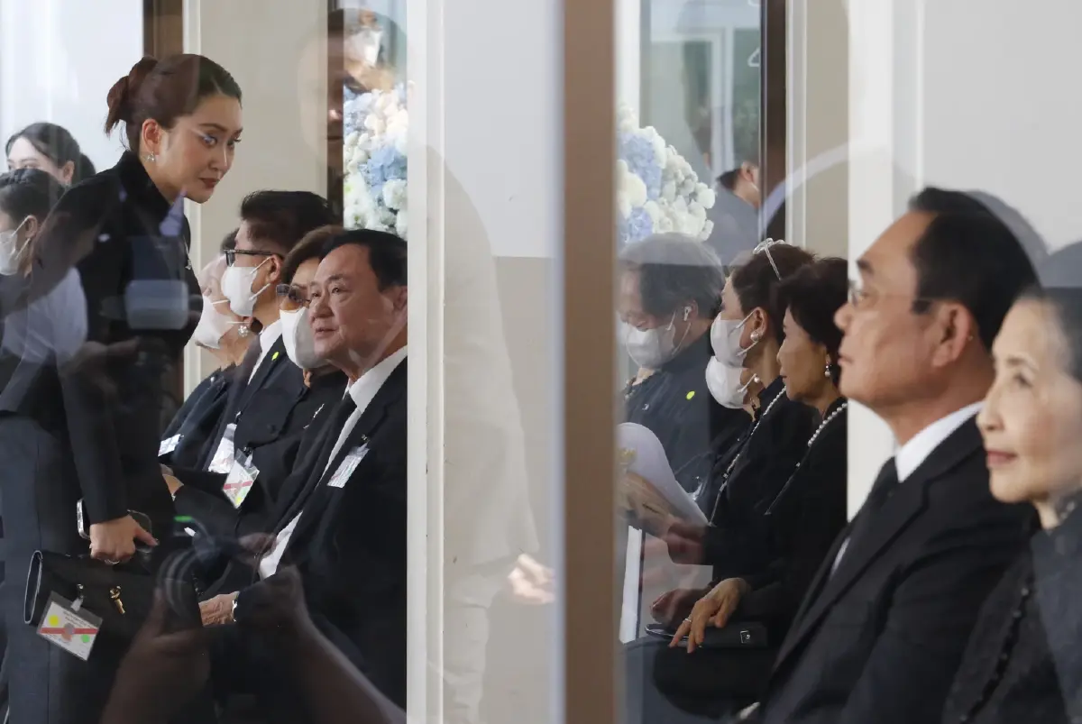 โปรดเกล้าฯ"พล.อ.สุรยุทธ์" ประธานองคมนตรี  พระราชทานเพลิงศพ "ชดช้อย ทวีสิน"