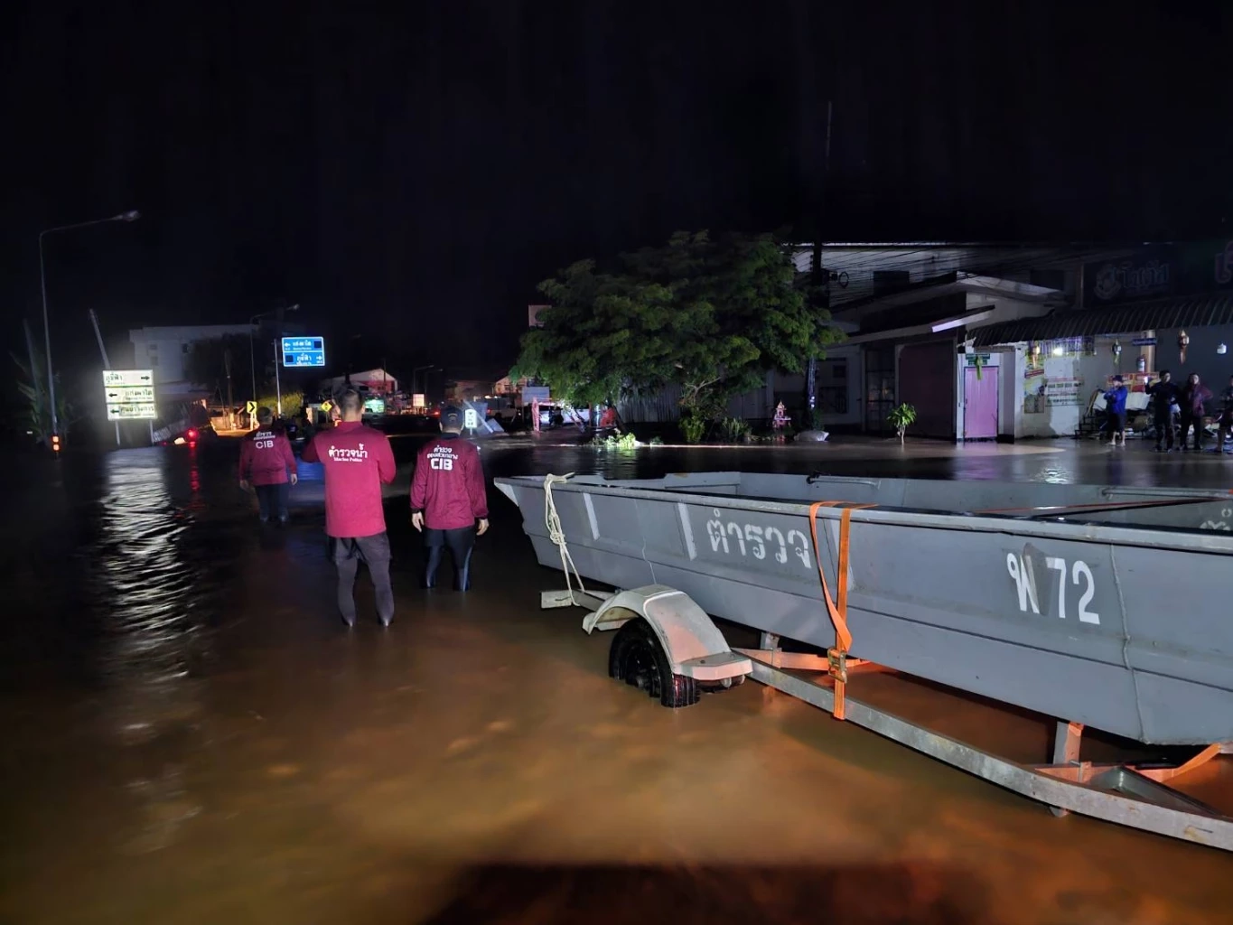 ตำรวจน้ำมาแล้ว! ผู้การสั่งเร่งช่วยน้ำท่วมภาคเหนือ (มีคลิป)
