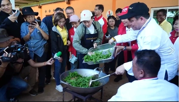 "แพทองธาร" แซวตัวเอง "เปิดแก๊สหรือยัง"ผัดกะเพรา แจกชาวบ้าน (ชมคลิป)