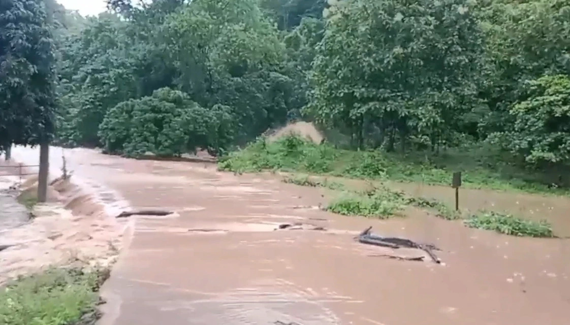 "พะเยา" ฝนถล่มหนัก น้ำป่าไหลลงดอย เข้าท่วมหมู่บ้านชาวเขาปางปูเลาะ