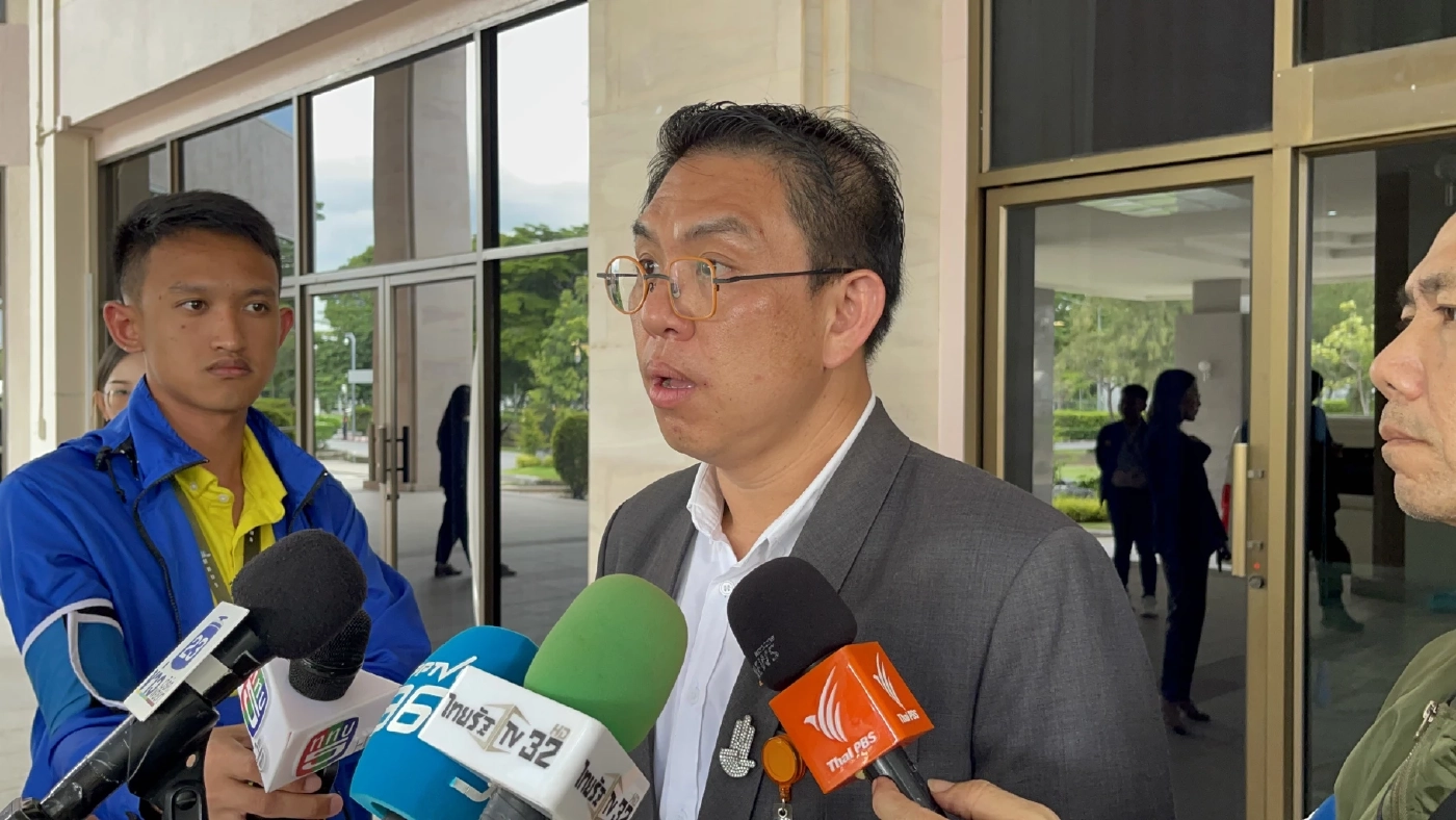 วิโรจน์ ลักขณาอดิศร  สส.บัญชีรายชื่อพรรคก้าวไกล 