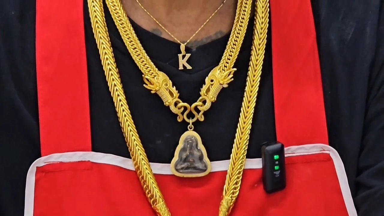 สรรพากรจ่อสอบ​ "เสี่ยเค้ก" พ่อค้าบะหมี่เกี๊ยวชื่อดังโซเชียล ใส่ทองเส้นโตขายของ