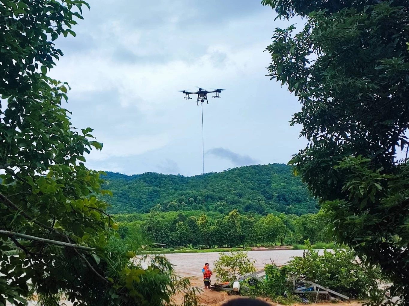 ภาคเหนืออ่วม! แม่ฮ่องสอนดินสไลด์ พะเยาใช้โดรนช่วยลุงติดกลางน้ำป่าทะลัก