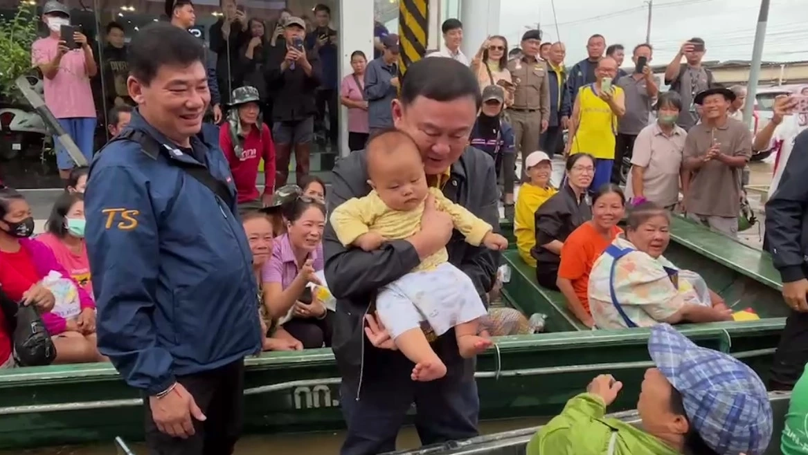 "ทักษิณ" ลุยน้ำแจกถุงยังชีพ ชาวเชียงราย แห่นั่งเรือท้องแบนมาต้อนรับ