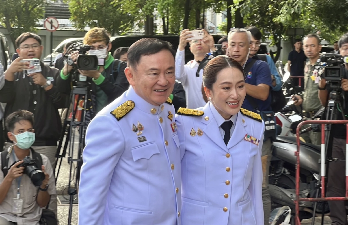 สุดปลื้ม "ทักษิณ" โอบกอด "แพทองธาร" ร่วมยินดีนั่งเก้าอี้"นายกฯคนที่31"