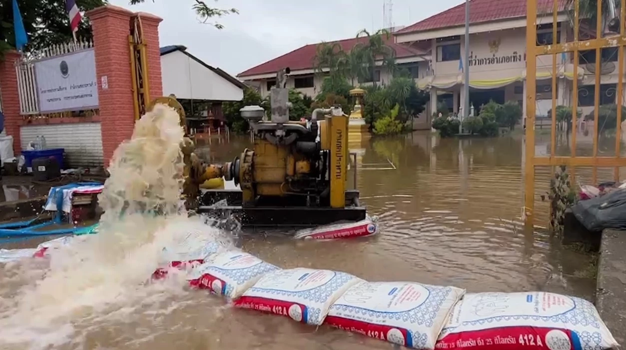 "ทักษิณ" ลุยน้ำแจกถุงยังชีพ ชาวเชียงราย แห่นั่งเรือท้องแบนมาต้อนรับ
