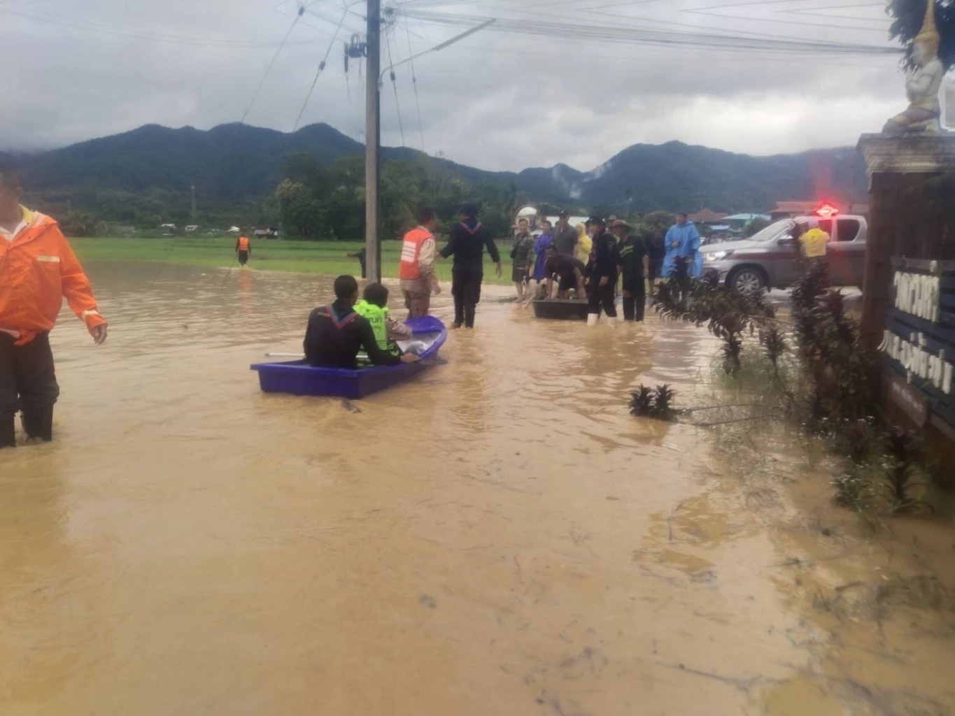 ทหารมาแล้ว! ทบ.สั่งระดมกำลังพลและยุทโธปกรณ์ ช่วยประชาชนน้ำท่วมภาคเหนือ