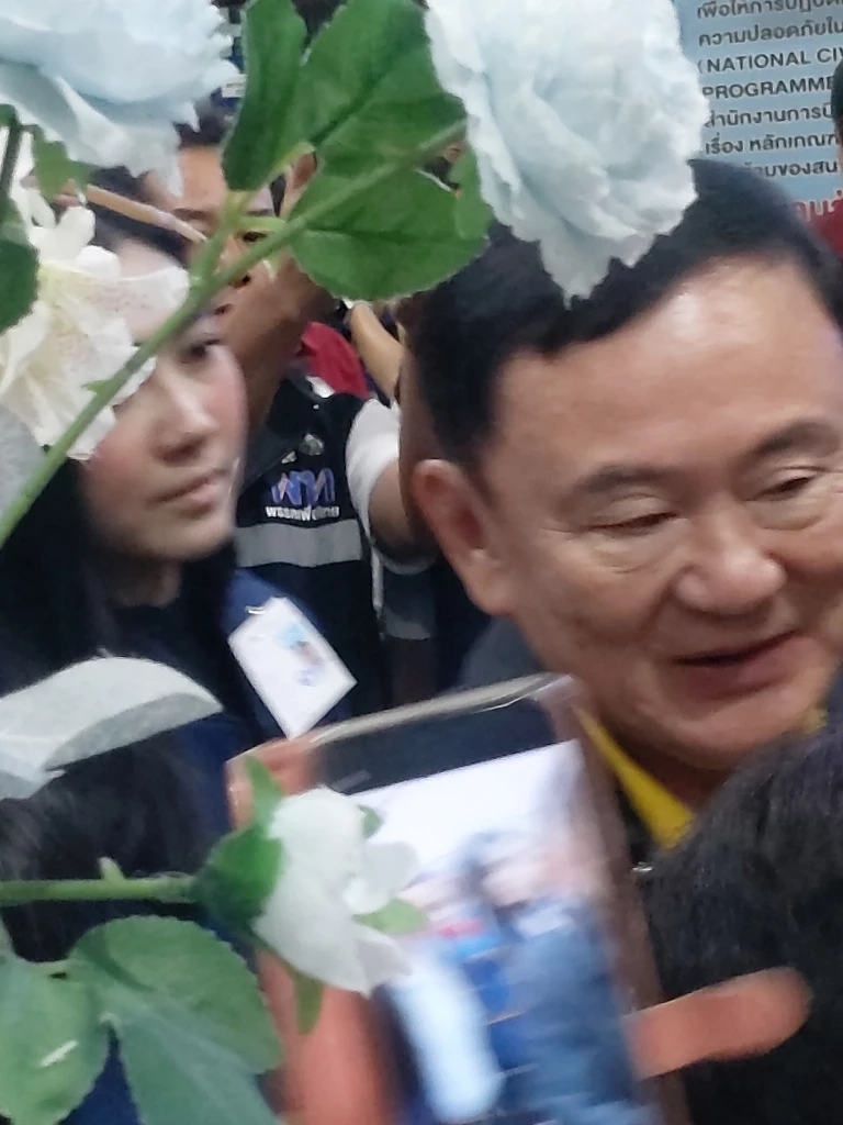 "ทักษิณ" บินถึง จ.เชียงราย มวลชนแห่ต้อนรับล้นหลาม