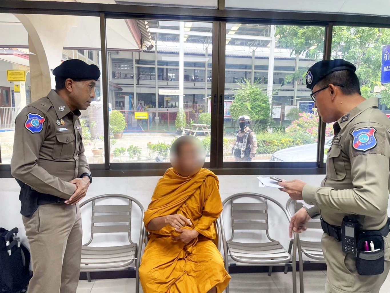 จับ “พระปลอม” จอมแสบคาผ้าเหลือง หิ้วซองผ้าป่า เดินเรี่ยไรเงินตำรวจ