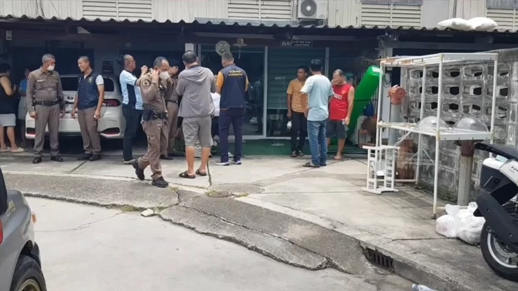 ผู้กองหญิงพร้อม 2 ลูกสาว ดับปริศนาในบ้านพัก ตร. พบเปิดประตูกลิ่นโซดาไฟคลุ้ง