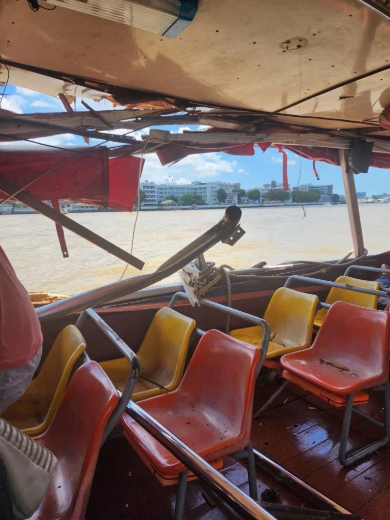 ระทึก เรือนำเที่ยวพุ่งชนเรือด่วนเจ้าพระยา บาดเจ็บ 4 ราย