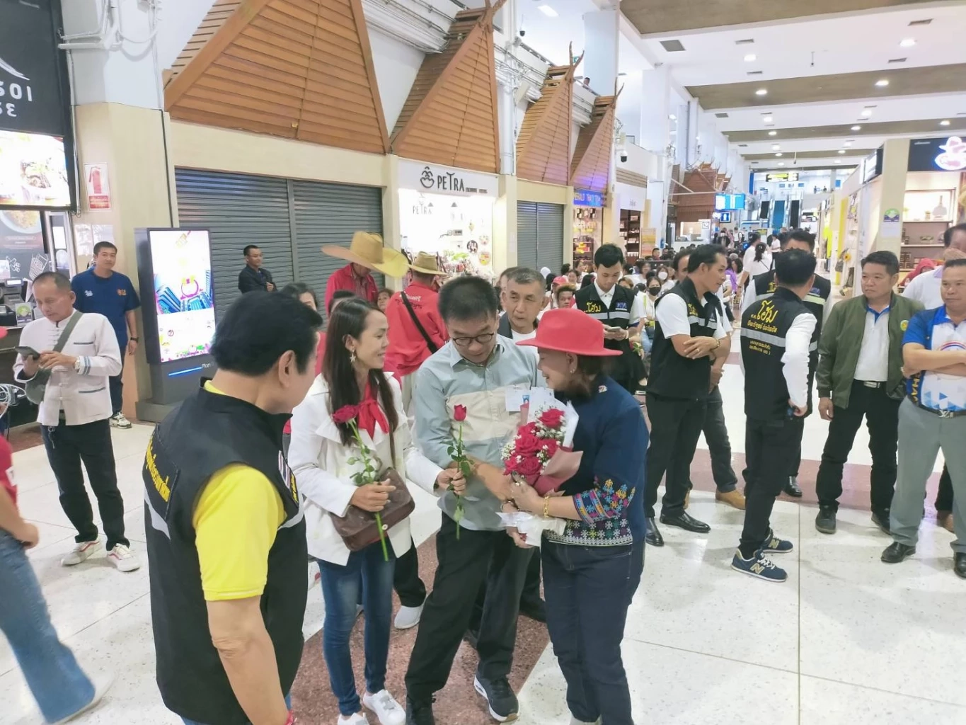 "ทักษิณ" บินถึง จ.เชียงราย มวลชนแห่ต้อนรับล้นหลาม