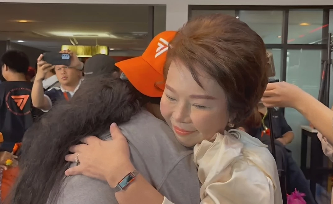 เปิดคลิป "เจี๊ยบ อมรัตน์" หลั่งน้ำตา ศาลรัฐธรรมนูญมีมติ 9:0 ยุบ "ก้าวไกล"