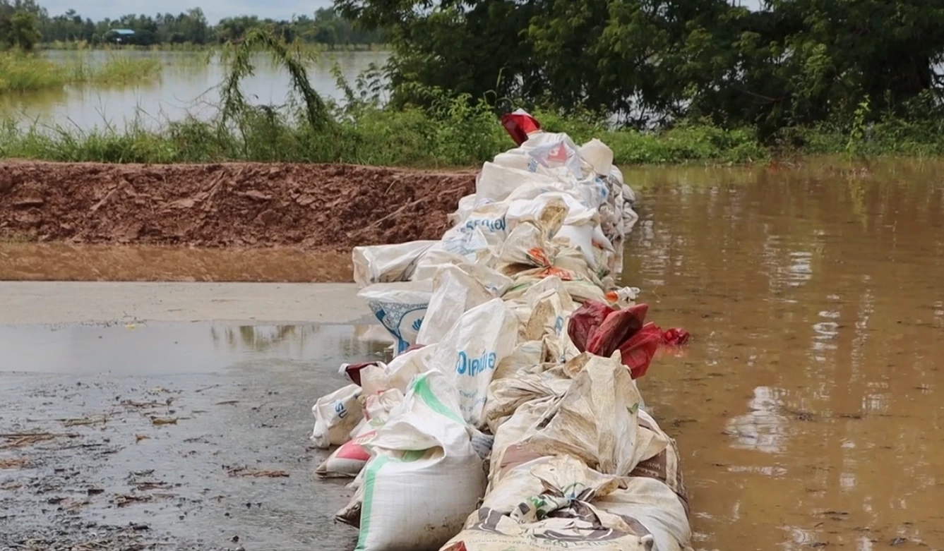 น้ำจากคลองเมม หลากเข้าท่วมชุมชนบ้านคลองวังมะขาม กระทบ 26 หลังคาเรือน