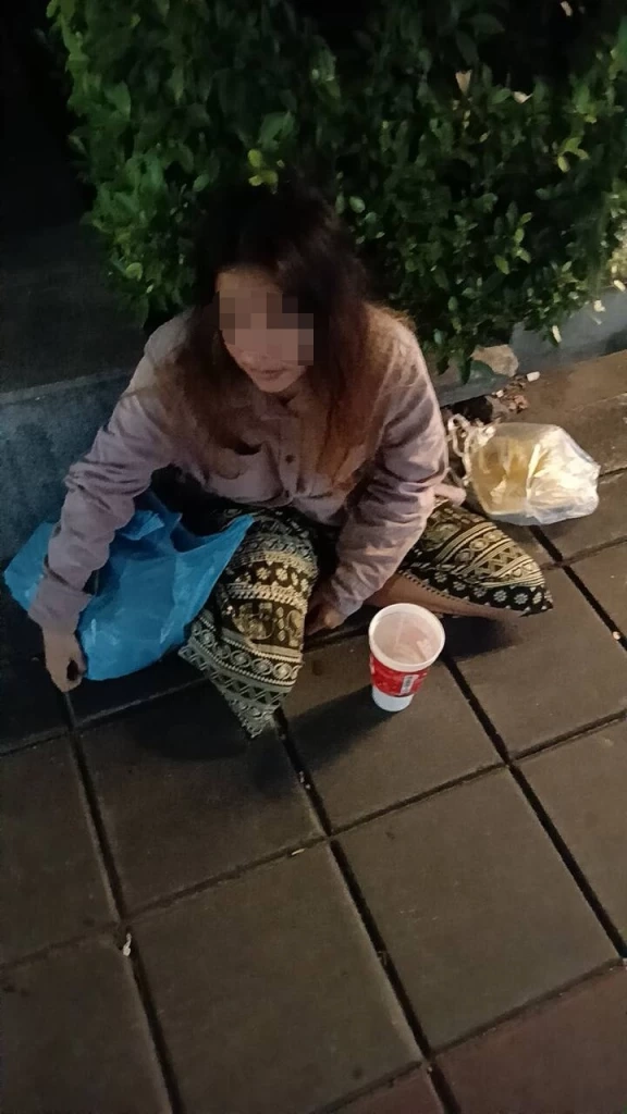 ตม.รวบ 3 ต่างด้าวนั่งขอทานย่านสุขุมวิท - นานา เลิกงานแปลงร่างเป็นสาวสวย