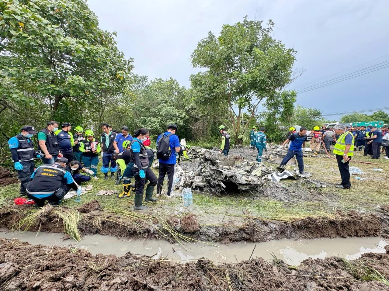 ยุติค้นหา 9 ชีวิต เหยื่อเที่ยวบินมรณะ หวั่นเกิดอันตราย