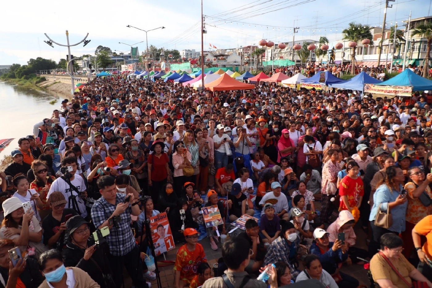 "พิธา" ลงช่วย "ชัยรัตน์" อ้อนขอคะแนนชาวเมืองโอ่ง ชิง นายก อบจ.ราชบุรี