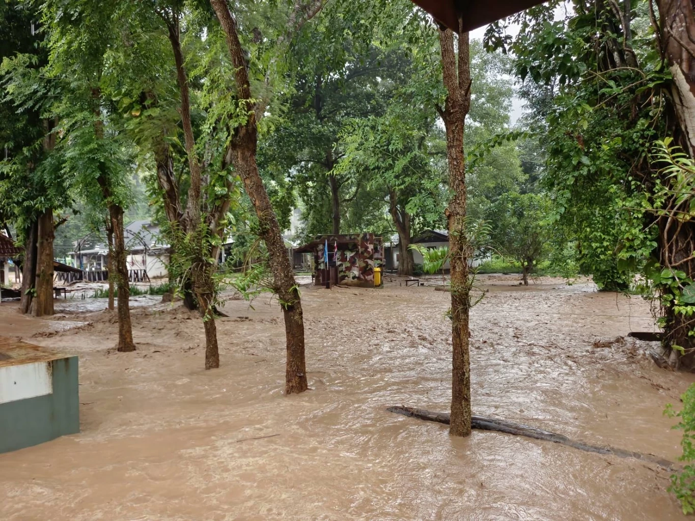 ช่วยเหลือได้แล้ว 6 ชีวิต ติดน้ำป่ารีสอร์ตปางมะผ้า จนท.ใช้แพยางลุยเข้าไปหา