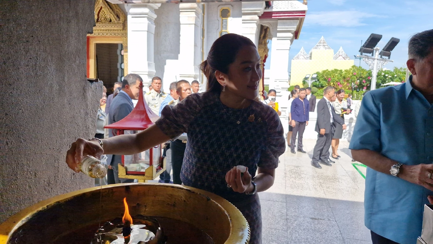 "นายกฯ" สวมชุดผ้าไทยสีฟ้า สักการะศาลหลักเมือง วันคล้ายวันเกิด ครบรอบ 38 ปี