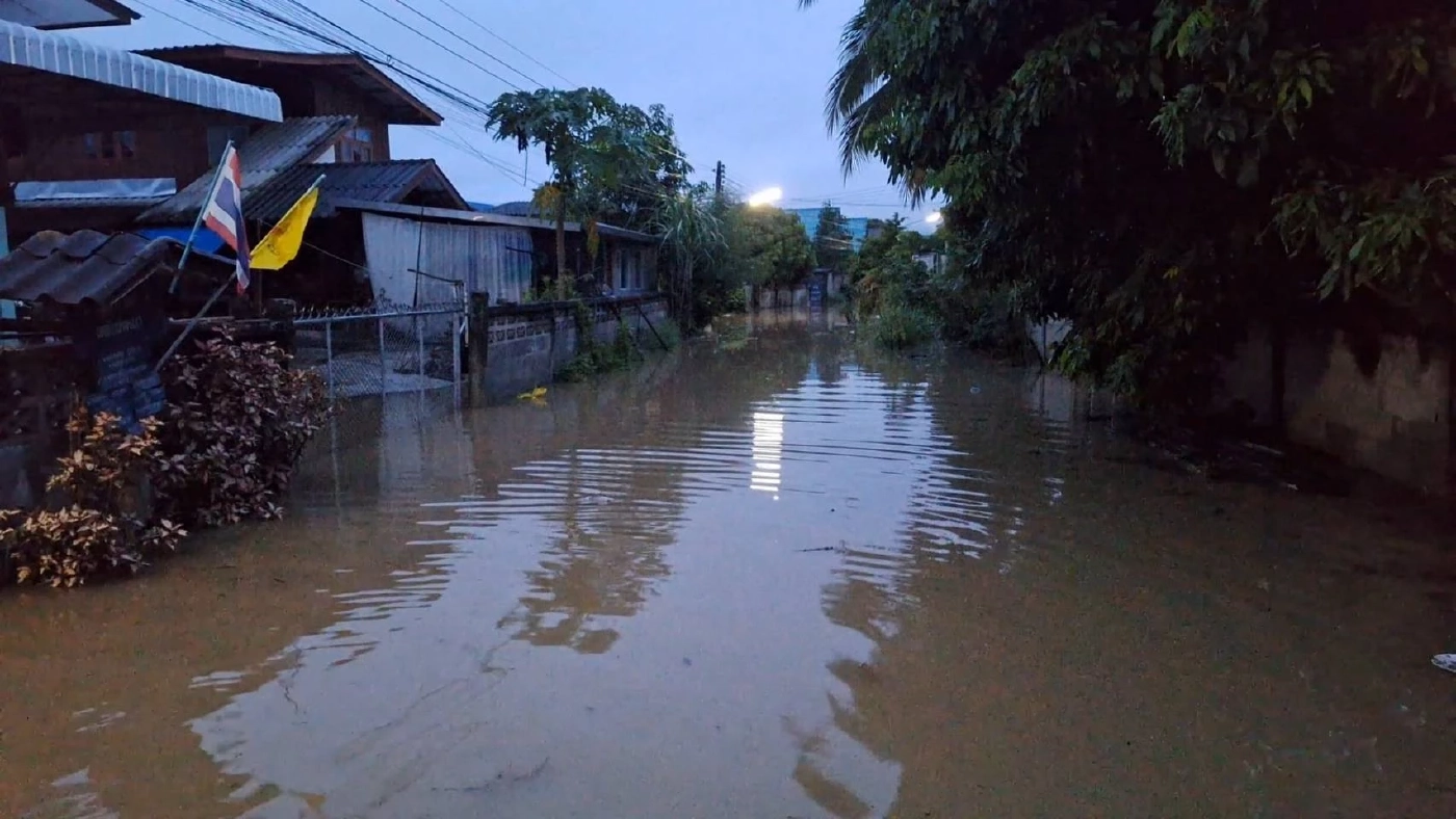 ชาวบ้าน ต.แม่ใส จ.พะเยา อ่วมน้ำท่วมสูง หลังฝนตกหนักติดต่อหลายวัน