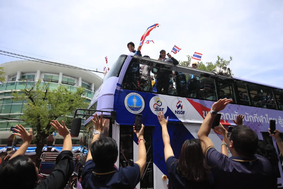 ฮีโร่โอลิมปิกขึ้นขบวนแห่ฉลอง แฟนกีฬาร่วมยินดีชื่นมื่น