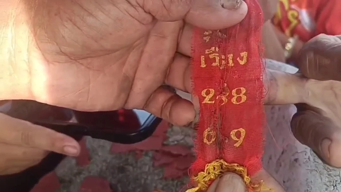 ฮือฮา สาวจบใหม่ สอบติดข้าราชการ หอบหมูย่าง 2 ตัว รำแก้บน "จ่าเฉย"